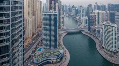 Dubai Yat Limanı kanalı'nın gece geçiş timelapse gününe güzel hava üstten görünüm
