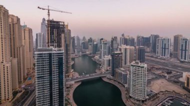 Dubai Yat Limanı kanalı'nın gece geçiş timelapse gününe güzel hava üstten görünüm