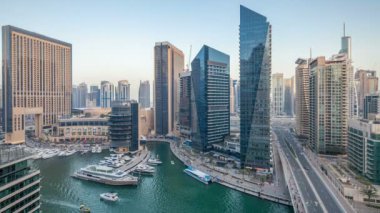 Dubai Yat Limanı kanalı'nın gece geçiş timelapse gününe güzel hava üstten görünüm