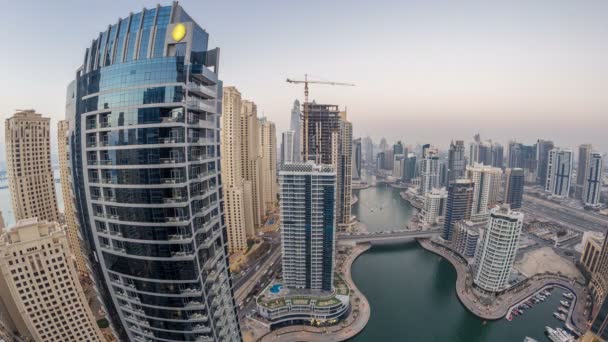 Vacker topp Flygfoto dag till natt övergång timelapse av Dubai Marina canal — Stockvideo