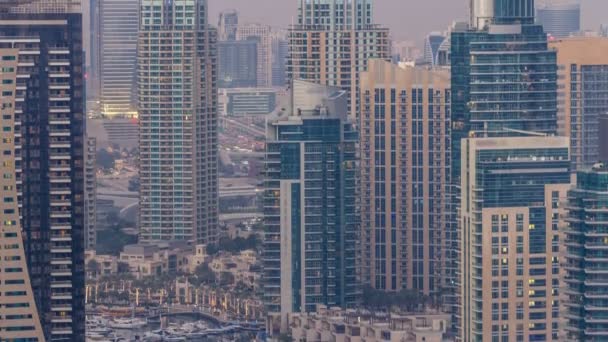 Vacker topp Flygfoto dag till natt övergång timelapse av Dubai Marina — Stockvideo