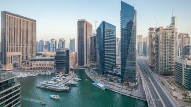 Dubai Yat Limanı kanalı'nın gece geçiş timelapse gününe güzel hava üstten görünüm