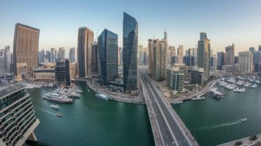 Dubai Yat Limanı kanalı'nın gece geçiş timelapse gününe güzel hava üstten görünüm