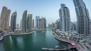 Dubai Yat Limanı kanalı'nın gece geçiş timelapse gününe güzel hava üstten görünüm