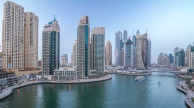 Dubai Yat Limanı kanalı'nın gece geçiş timelapse gününe güzel hava üstten görünüm