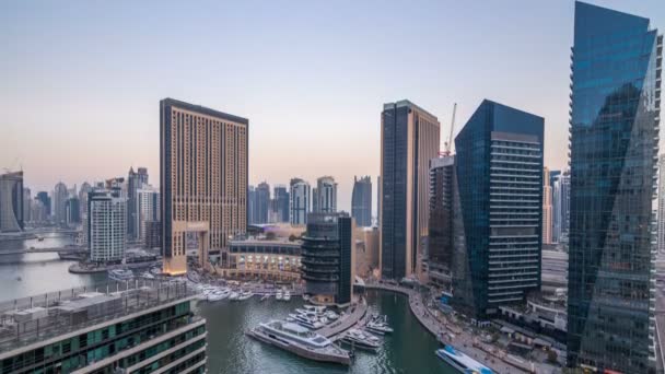 Bella vista aerea dall'alto giorno alla notte timelapse transizione del canale di Dubai Marina — Video Stock