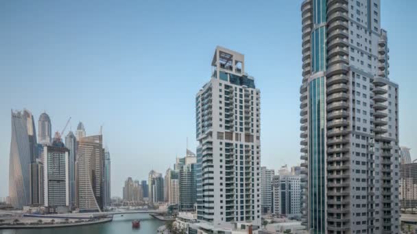 Piękny widok z lotu ptaka top dzień do nocy timelapse przejścia kanału Dubai Marina — Wideo stockowe