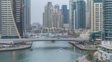 Dubai Yat Limanı kanalı'nın gece geçiş timelapse gününe güzel hava üstten görünüm