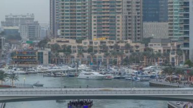Dubai Yat Limanı kanalı'nın gece geçiş timelapse gününe güzel hava üstten görünüm