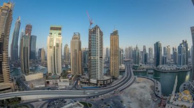 Dubai Yat Limanı kanalı'nın gece geçiş timelapse gününe güzel hava üstten görünüm