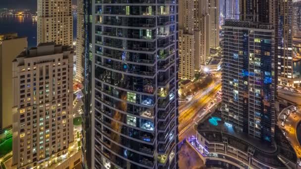 Iluminación nocturna del timelapse aéreo Dubai Marina, Emiratos Árabes Unidos . — Vídeos de Stock