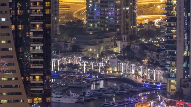 Water aquaduct van Dubai Marina skyline bij nacht timelapse. — Stockvideo