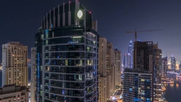 Iluminación nocturna del timelapse aéreo Dubai Marina, Emiratos Árabes Unidos . — Vídeo de stock