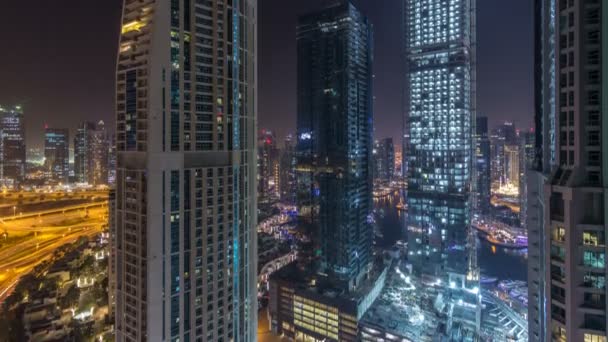 Canal de agua en Dubai Marina skyline por la noche timelapse . — Vídeos de Stock