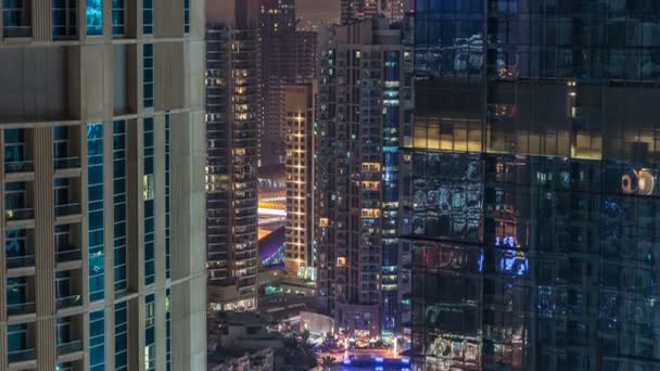 Kanał wodny na panoramę dzielnicy Dubai Marina w nocy timelapse. — Wideo stockowe