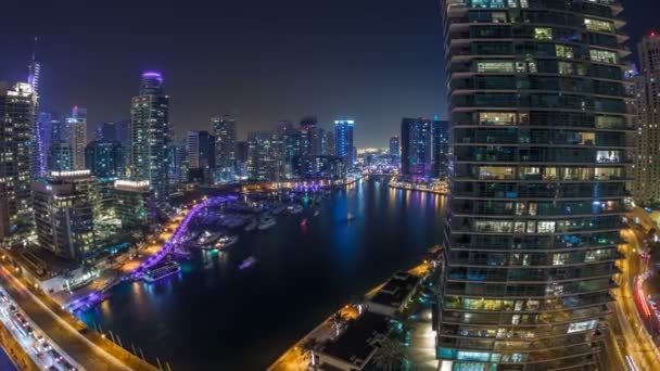 Vattenkanalen på Dubai Marinas skyline på natt timelapse. — Stockvideo