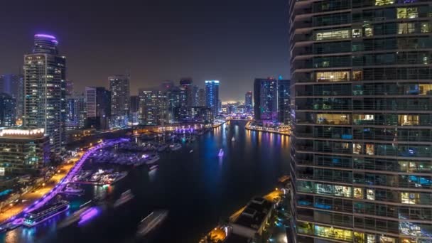 Canal d'eau sur Dubai Marina skyline la nuit timelapse . — Video