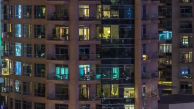 Windows çok katlı binanın içinde aydınlatma ve insanlar timelapse içinde hareketli çelik ve cam