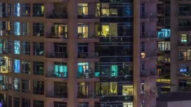 Windows çok katlı binanın içinde aydınlatma ve insanlar timelapse içinde hareketli çelik ve cam