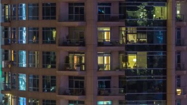 Windows çok katlı binanın içinde aydınlatma ve insanlar timelapse içinde hareketli çelik ve cam