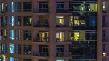Windows çok katlı binanın içinde aydınlatma ve insanlar timelapse içinde hareketli çelik ve cam