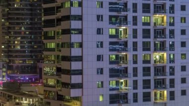 Windows çok katlı binanın içinde aydınlatma ve insanlar timelapse içinde hareketli çelik ve cam