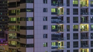 Windows çok katlı binanın içinde aydınlatma ve insanlar timelapse içinde hareketli çelik ve cam