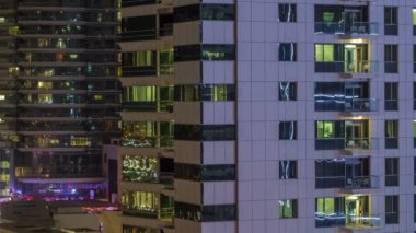 Windows çok katlı binanın içinde aydınlatma ve insanlar timelapse içinde hareketli çelik ve cam