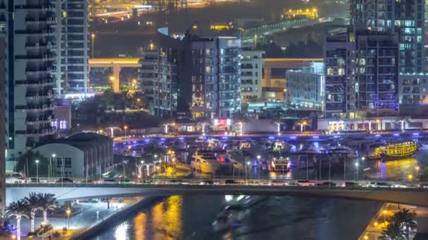 Water aquaduct van Dubai Marina skyline bij nacht timelapse. — Stockvideo