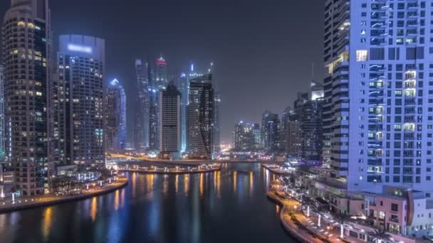 Water aquaduct van Dubai Marina skyline bij nacht timelapse. — Stockvideo