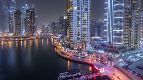 Kanał wodny na panoramę dzielnicy Dubai Marina w nocy timelapse. — Wideo stockowe