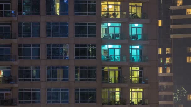 Windows η πολυόροφου κτιρίου από γυαλί και χάλυβα φωτισμού στο εσωτερικό και μετακίνηση ατόμων εντός timelapse — Αρχείο Βίντεο