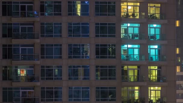Windows η πολυόροφου κτιρίου από γυαλί και χάλυβα φωτισμού στο εσωτερικό και μετακίνηση ατόμων εντός timelapse — Αρχείο Βίντεο