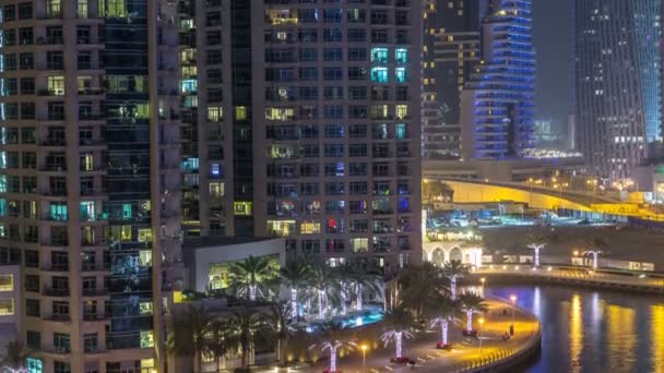 Canal de agua en Dubai Marina skyline por la noche timelapse . — Vídeo de stock