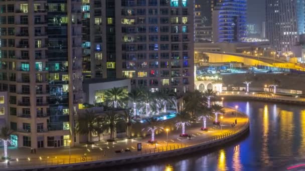 Wasserkanal auf Dubais Marina Skyline im Zeitraffer der Nacht. — Stockvideo
