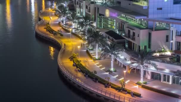 Water aquaduct van Dubai Marina skyline bij nacht timelapse. — Stockvideo