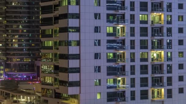 Vinduer i multi-etagers bygning af glas og stål belysning inde og flytte folk inden timelapse – Stock-video