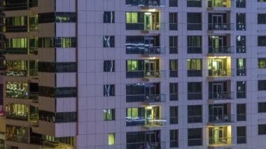 Windows çok katlı binanın içinde aydınlatma ve insanlar timelapse içinde hareketli çelik ve cam