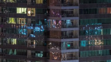 Windows çok katlı binanın içinde aydınlatma ve insanlar timelapse içinde hareketli çelik ve cam