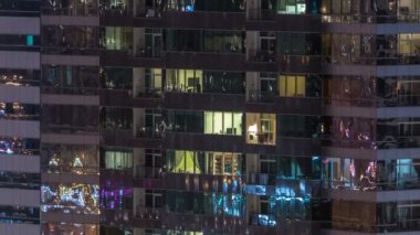 Windows çok katlı binanın içinde aydınlatma ve insanlar timelapse içinde hareketli çelik ve cam
