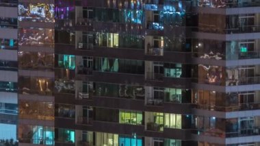 Windows çok katlı binanın içinde aydınlatma ve insanlar timelapse içinde hareketli çelik ve cam