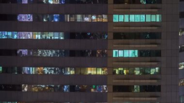 Windows çok katlı binanın içinde aydınlatma ve insanlar timelapse içinde hareketli çelik ve cam