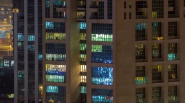 Windows çok katlı binanın içinde aydınlatma ve insanlar timelapse içinde hareketli çelik ve cam