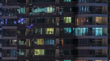 Windows çok katlı binanın içinde aydınlatma ve insanlar timelapse içinde hareketli çelik ve cam