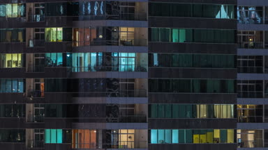 Windows çok katlı binanın içinde aydınlatma ve insanlar timelapse içinde hareketli çelik ve cam