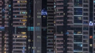 Windows çok katlı binanın içinde aydınlatma ve insanlar timelapse içinde hareketli çelik ve cam