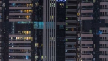 Windows çok katlı binanın içinde aydınlatma ve insanlar timelapse içinde hareketli çelik ve cam