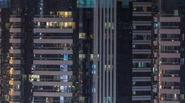 Windows çok katlı binanın içinde aydınlatma ve insanlar timelapse içinde hareketli çelik ve cam