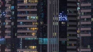 Windows çok katlı binanın içinde aydınlatma ve insanlar timelapse içinde hareketli çelik ve cam