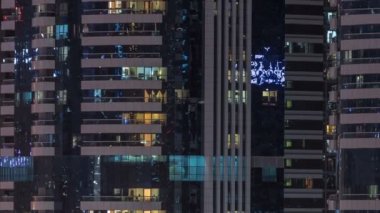 Windows çok katlı binanın içinde aydınlatma ve insanlar timelapse içinde hareketli çelik ve cam